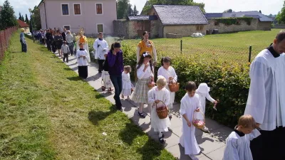 Mše svatá, průvod s Nejsvětější Svátostí